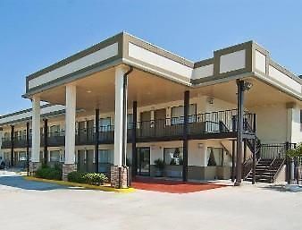 Days Inn By Wyndham Gonzales Bagian luar foto