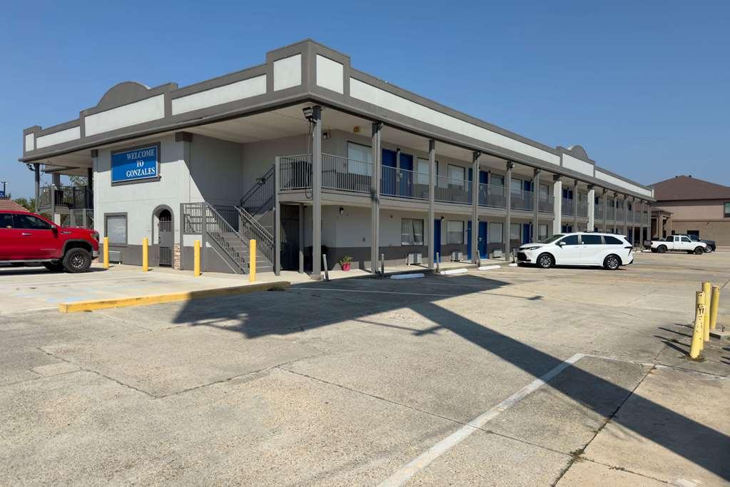 Days Inn By Wyndham Gonzales Bagian luar foto